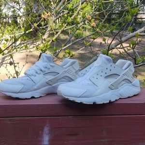 Nike Huarache sz5Y, white